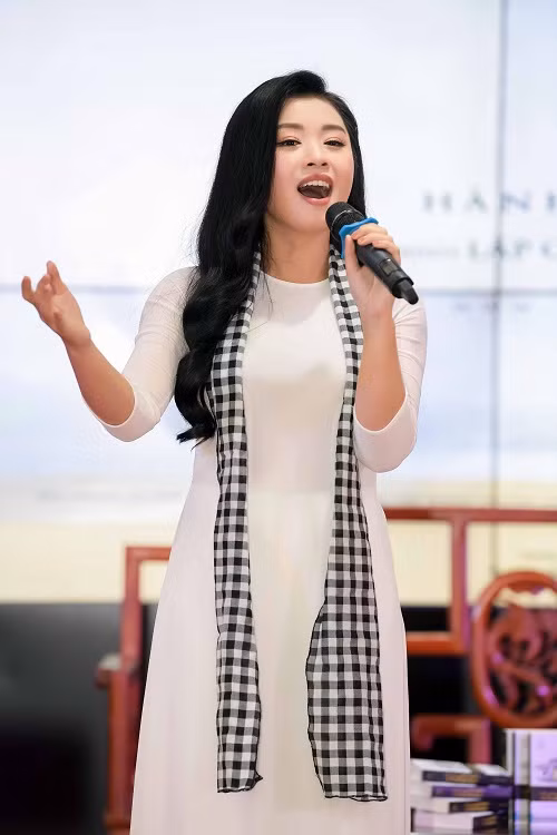 Nữ ca sĩ khoe giọng hát ngọt ngào tại sự kiện.
