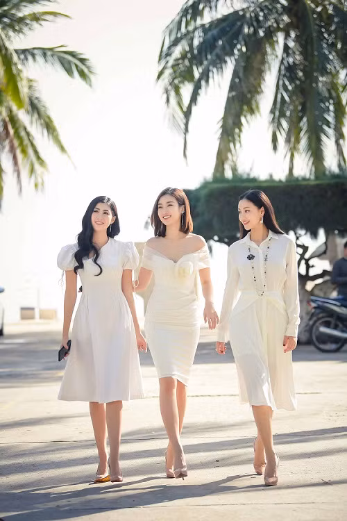 Cùng diện tông trắng, bà mẹ một con xinh hút mắt khi đọ sắc cùng Hoa hậu Việt Nam Đỗ Mỹ Linh và top 10 Hoa hậu Việt Nam 2018 Ngọc Linh.