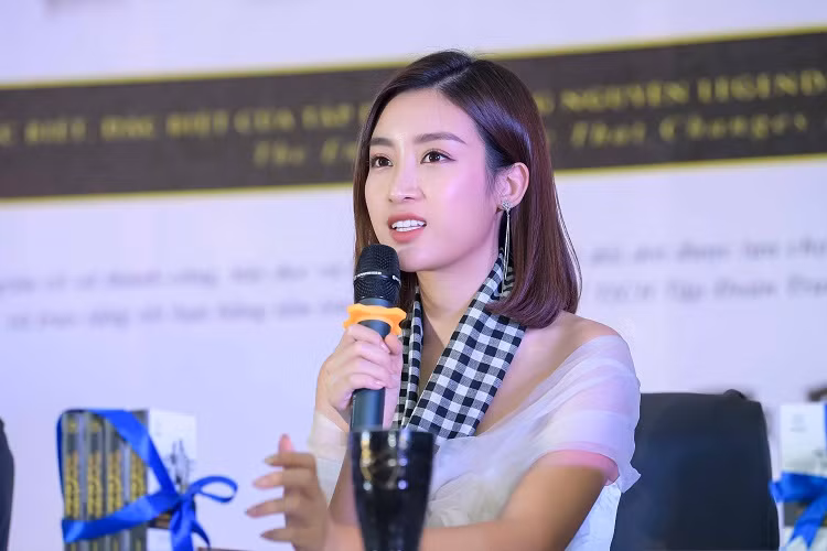 Mỹ Linh chia sẻ, cô đã phải một mình “chiến đấu”, không ê-kíp, không người thân, không bạn bè ở bên như các bạn khác. “Trong khi nhiều thí sinh đầu tư về trang phục, make up, tập luyện rất kỹ trước đó, thì Linh phải mượn đồ của bạn, đồ không mặc được cũng mượn đề phòng khi cần, kinh phí hạn hẹp... Linh phải tự trang điểm, là trang phục, chi trả các khoản phát sinh".