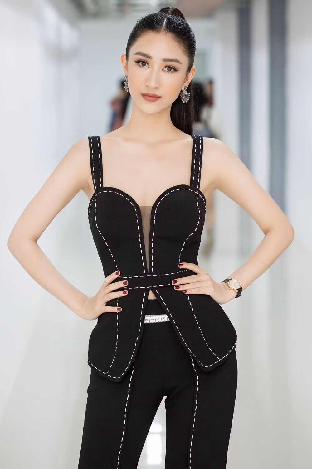Xuất hiện trong một sự kiện mới đây tại TP.HCM, Hà Thu gây chú ý với phong cách thời trang cá tính.