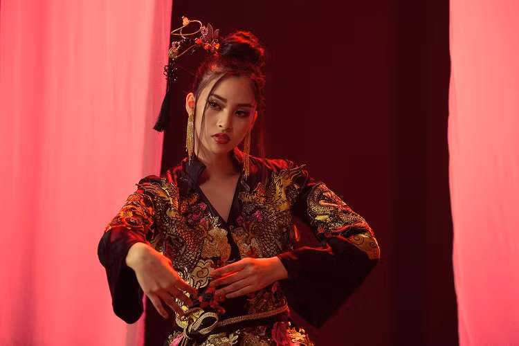 Hoa hậu Trần Tiểu Vy vừa tham gia phần thi tài năng ở Miss World. Đến với cuộc thi, cô trình bày ca khúc "Lạc trôi" được nhạc sĩ Phương Uyên hoà âm phối khí lại để phù hợp với chất giọng của cô.