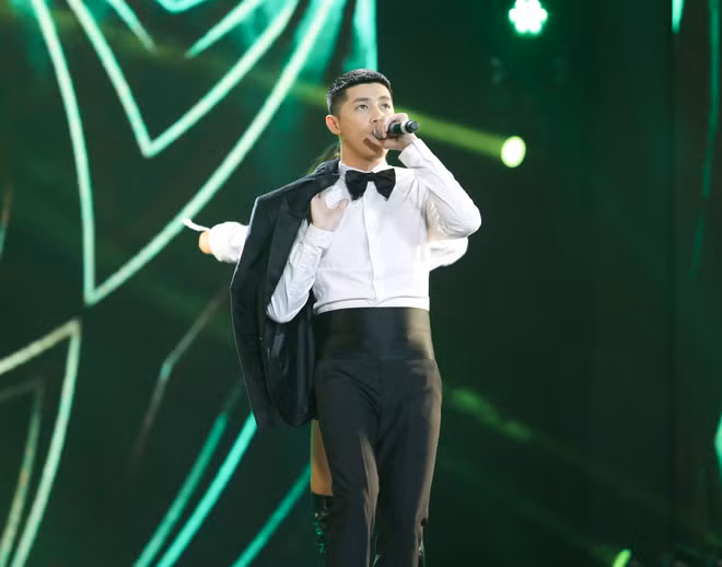 Noo Phước Thịnh tái xuất làng nhạc với quả đầu đinh nam tính. Anh biểu diễn ca khúc "Những kẻ mộng mơ" vừa ra mắt cách đây vài ngày.