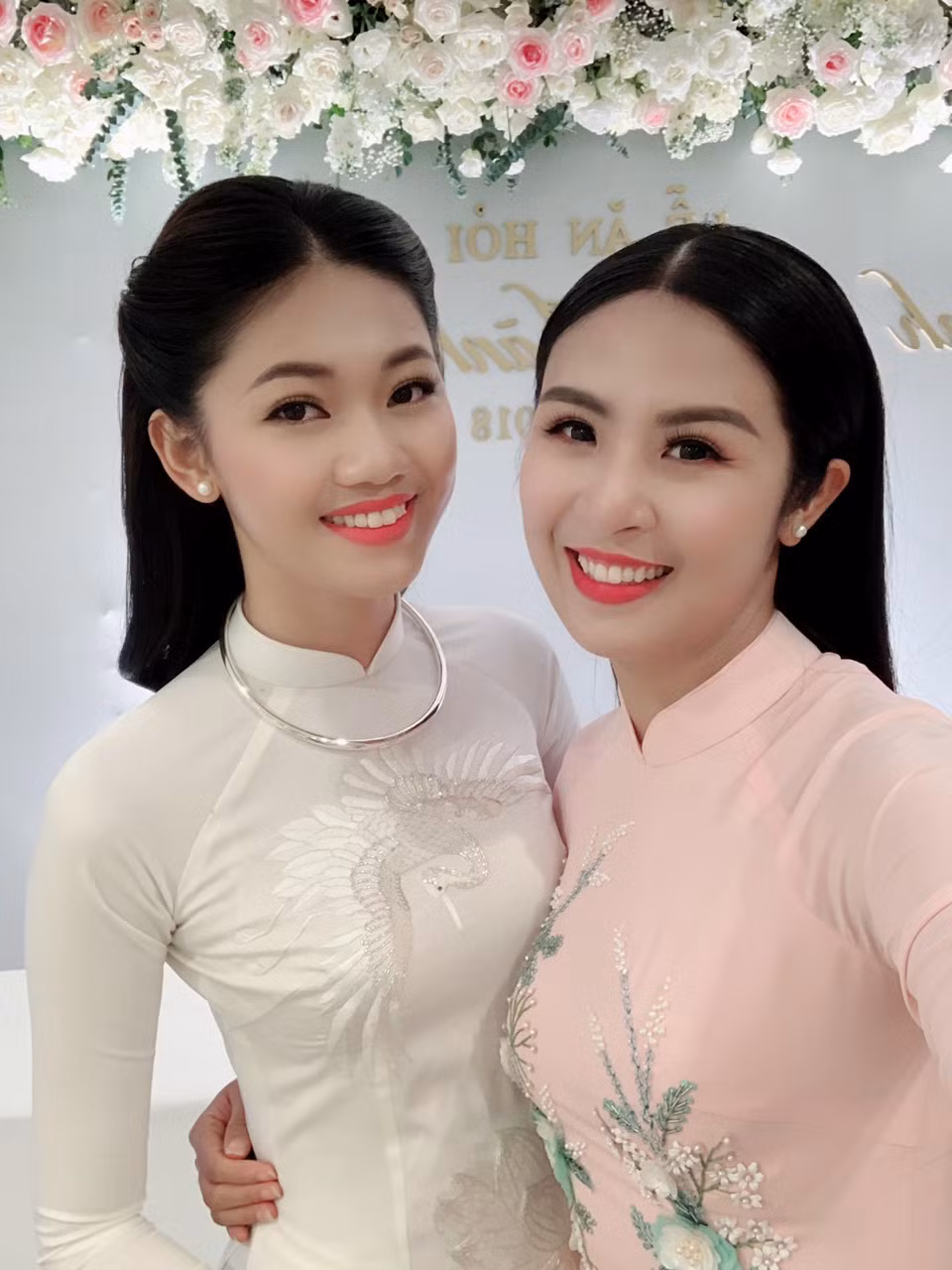 Á hậu 2016 mặc áo dài có thêu hình chú chim hạc và bông hoa sen. Chim hạc tượng trưng cho may mắn, hạnh phúc và bền vững. “Hình ảnh những bông sen nhẹ nhàng và thanh khiết, vươn lên nở rộ như cô em gái nhỏ Thanh Tú: thông minh, xinh đẹp, luôn biết học hỏi mọi điều trong cuộc sống”, Ngọc Hân giải thích ý tưởng thiết kế.