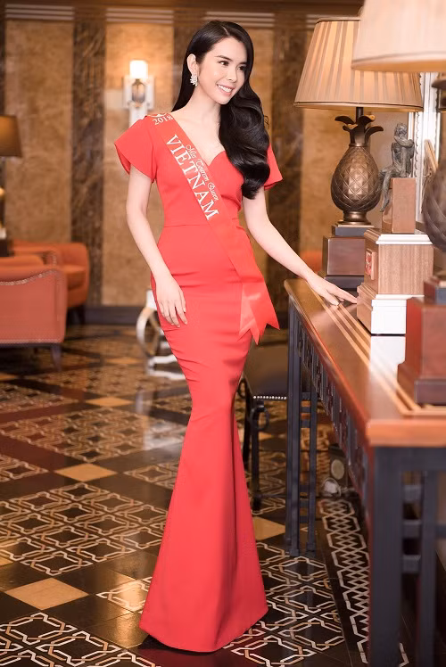 Huỳnh Vy diện bộ váy dạ hội đỏ lộng lẫy để thực hiện phần chụp hình chính thức cho cuộc thi.