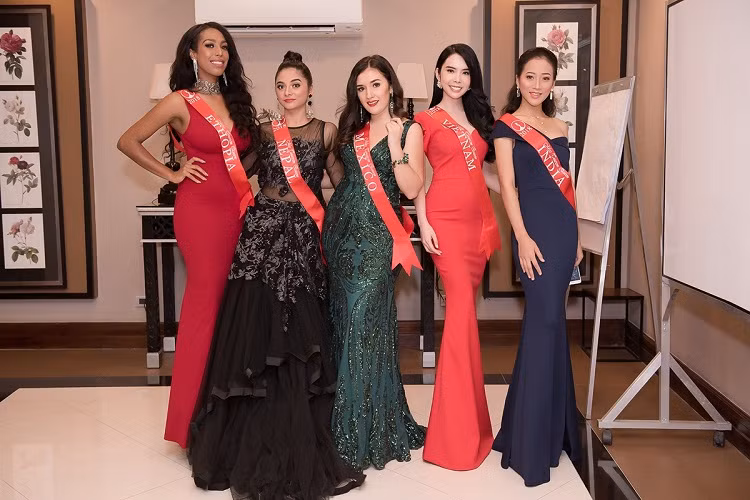 Trong những ngày tới, dự kiến đại diện Việt Nam và thí sinh các nước sẽ tham gia nhiều hoạt động như: khám phá đất nước Philippines, tham gia chụp ảnh, ghi hình với các trang phục truyền thống, bikini, dạ hội... trước khi bước vào tập luyện cho đêm chung kết vào ngày 28/10 tới.