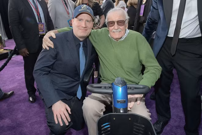 Ngay sau khi xuất hiện thông tin Stan Lee qua đời ở tuổi 95 hôm 12/11, hàng loạt ngôi sao Hollywood, đặc biệt là của Marvel Studios, đã gửi lời tri ân tới huyền thoại trên các mạng xã hội. Kevin Feige - người đứng đầu hãng phim - viết trên Twitter rằng: “Không ai gây ảnh hưởng tới sự nghiệp của tôi và những gì hãng Marvel Studios đang theo đuổi nhiều như Stan Lee. Stan đã để lại cả một khối di sản đồ sộ và sẽ còn tồn tại mãi mãi với chúng ta. Xin được gửi lời chia buồn tới con gái, gia đình, và hàng triệu fan của ông. Cảm ơn Stan”.