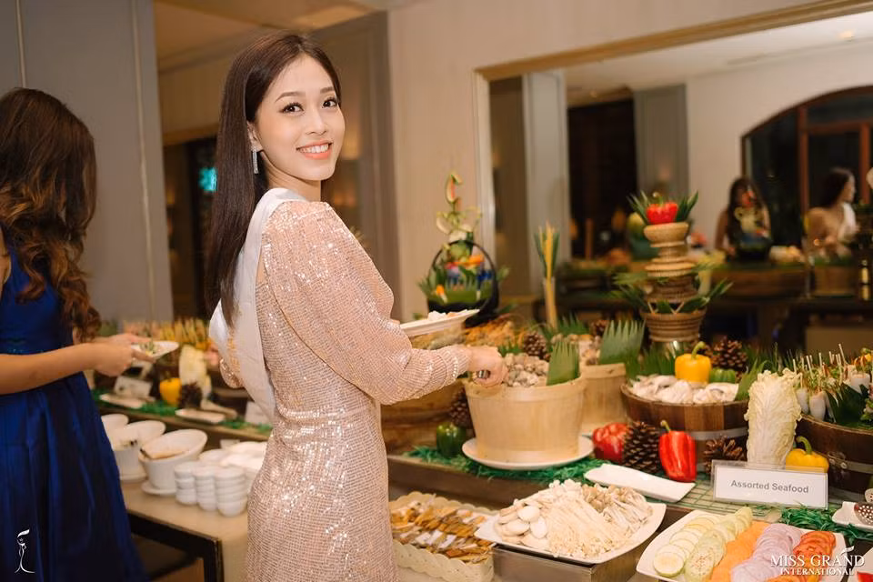 Hình ảnh Á hậu Bùi Phương Nga tươi rói tại Miss Grand International 2018.