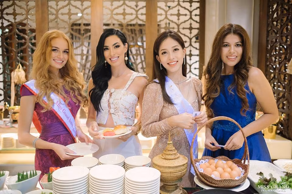 Bùi Phương Nga đọ sắc cùng dàn người đẹp.