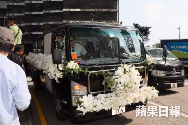 Xe tang kết hoa trắng đơn giản đưa linh cữu Kim Dung đến chùa.