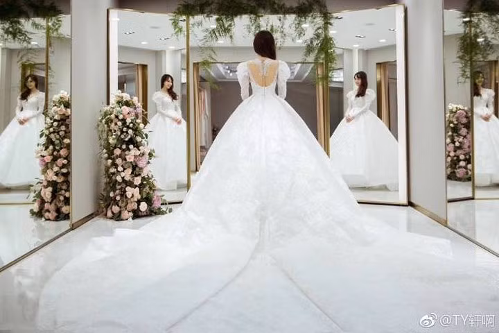 Bộ váy được đặt tên là "Tiffany" với phần cổ vuông, tay bồng phong cách châu Âu cổ điển.