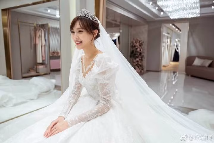 Trong buổi lễ trọng đại, cô dâu Đường Yên diện một bộ váy cưới lộng lẫy phom dáng cổ điển nhưng vẫn mang hơi hướng hiện đại của nhà mốt Mikael D.