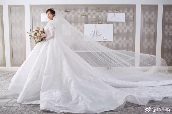 Tất cả những chi tiết thêu, đính... đều được thực hiện thủ công một cách tỉ mỉ, tinh tế.