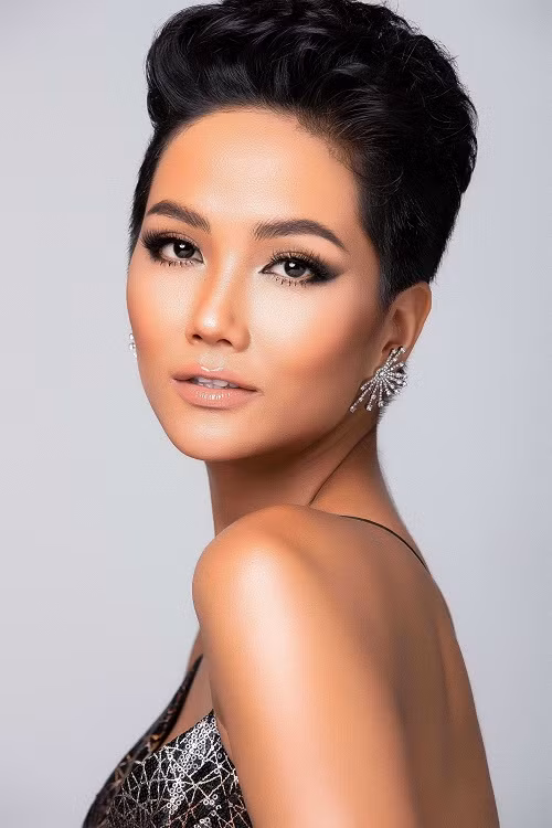 H'Hen Niê đã có sự cải thiện rõ rệt về làn da, chế độ dinh dưỡng cũng được cô chú ý đặc biệt giúp cơ thể khỏe khoắn và dẻo dai.