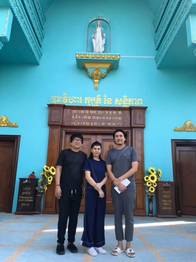 Cat Phuong - Kieu Minh Tuan vui ve di choi o Campuchia