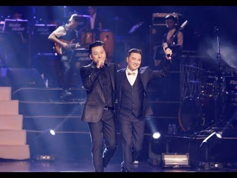 Dam Vinh Hung dong vien Tuan Hung giua on ao bi huy show