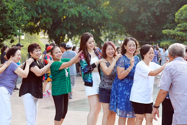 Đặc biệt, trong video Á hậu Bùi Phương Nga đã thể hiện khả năng tiếng Anh cực đỉnh.