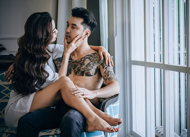 Trong bộ ảnh cưới mới, Ưng Hoàng Phúc bán nude, lộ hình xăm lớn kín ngực và tràn sang hai bên tay. Trong khi đó, siêu mẫu Kim Cương diện áo mỏng tang, gợi cảm bên chồng.