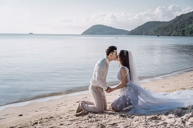 Để lưu lại những kỷ niệm đẹp trước ngày cưới, Ưng Hoàng Phúc tự tay chọn váy cưới cho Kim Cương, chọn những nơi đẹp nhất đất nước để chụp ảnh.