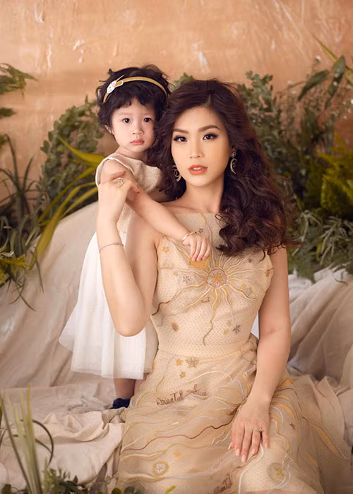  Á hậu Diễm Trang vừa tung bộ ảnh mới nhân dịp kỷ niệm bé Julia – con gái đầu lòng của Diễm Trang lên 2 tuổi.