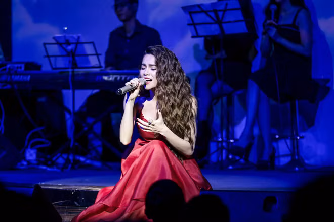 Trong đêm nhạc vừa qua, Hà Hồ đã trình diễn gần 20 ca khúc ballad quen thuộc, từng được nhiều khán giả yêu mến như "Gửi người yêu cũ", "Cả một trời thương nhớ", "Tội lỗi", "Xoá ký ức",.. Ca khúc mới “Giá như mình đã bao dung” cũng lần đầu tiên được cô biểu diễn trên sân khấu và nhận nhiều sự cổ vũ từ khán giả.