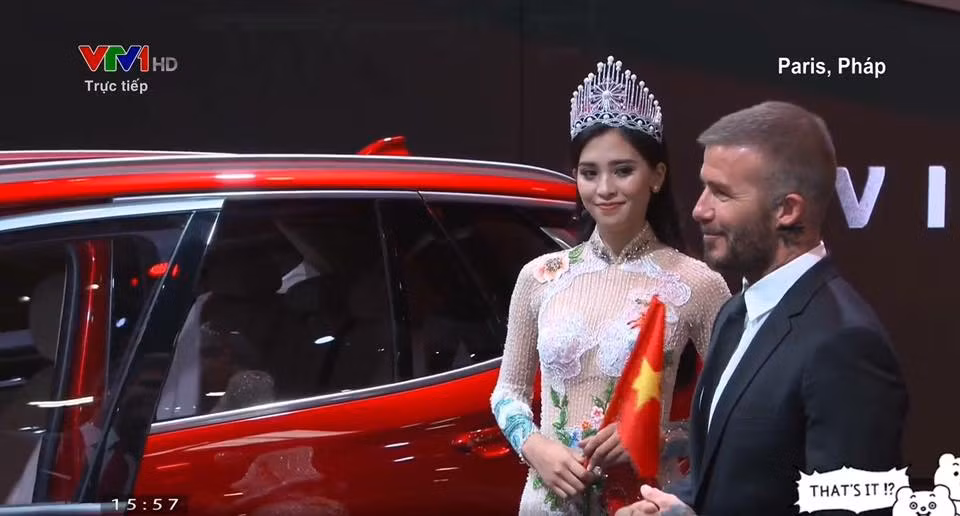 Diện trong chiếc áo dài được thiết kế mang đậm nét văn hoá truyền thống Việt Nam, cùng chiếc vương miện đội trên đầu, Hoa hậu Việt Nam Trần Tiểu Vy tự tin sải bước bên cạnh cựu danh thủ.