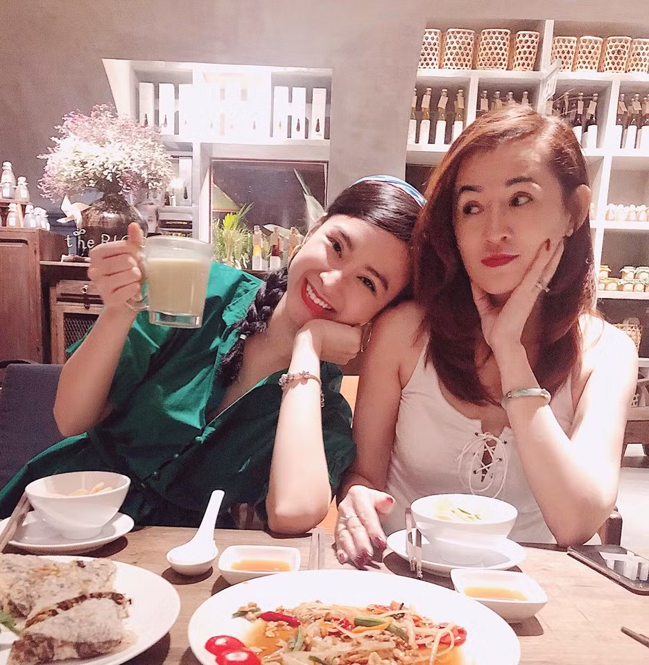 Nữ diễn viên cũng từng khuyên mẹ nghỉ bán để tận hưởng cuộc sống nhưng mẹ cô vẫn tiếp tục công việc gia truyền, yêu thích này và được con gái ủng hộ.