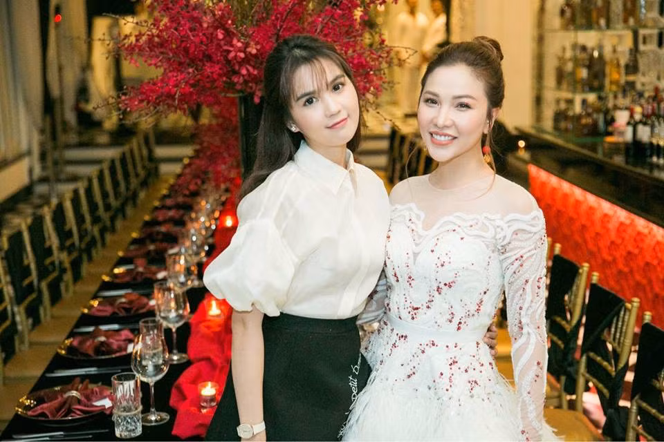 Mới đây, trên trang facebook cá nhân, "Nữ hoàng nội y" đăng tải những hình ảnh nhân dịp đi dự sinh nhật của bạn thân - người mẫu Quỳnh Thư.