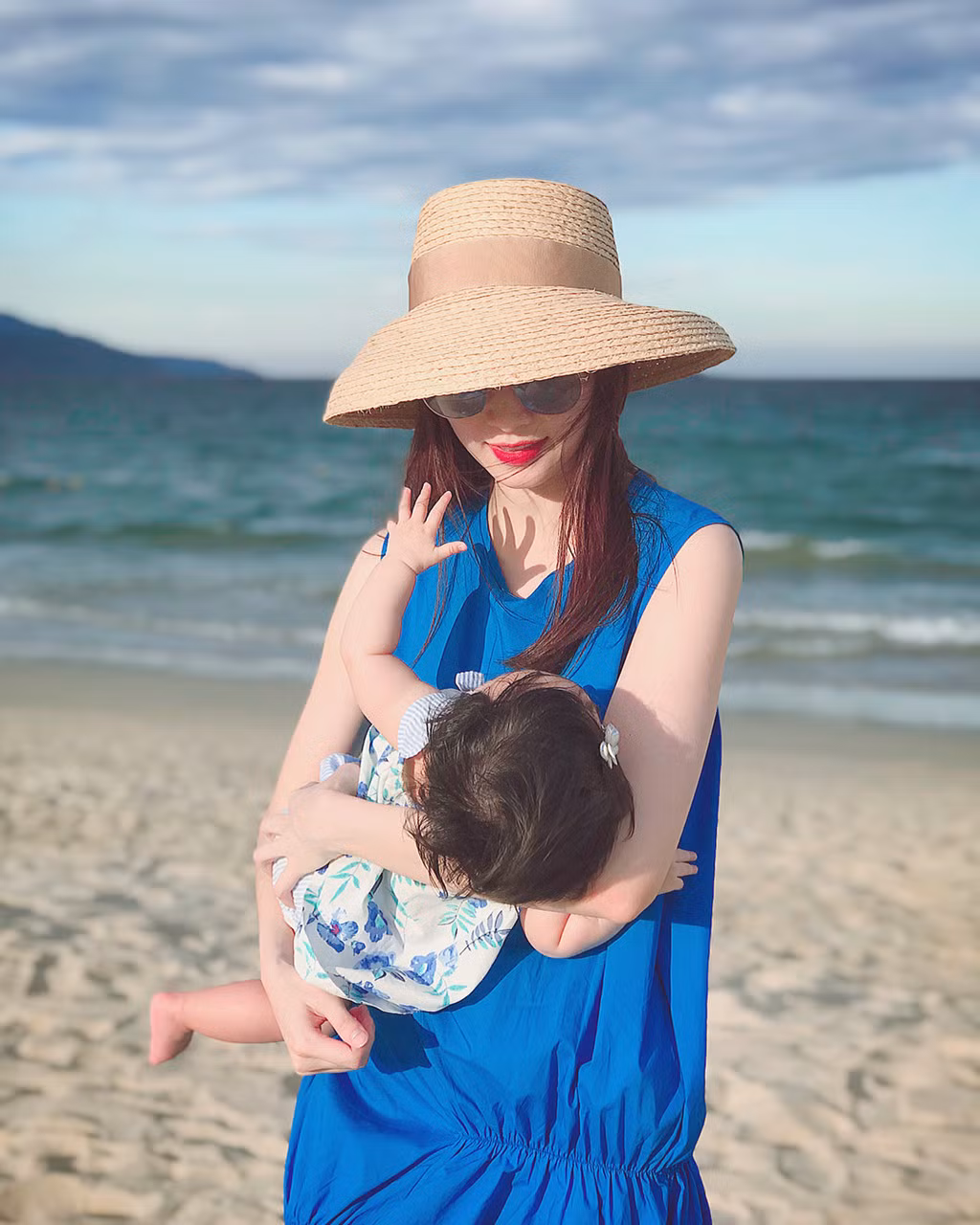 Nhân dịp kỷ niệm ngày cưới, Thu Thảo cùng ông xã đã có chuyến du lịch biển. Trên Instagram, người đẹp sinh năm 1991 chia sẻ một số hình ảnh của con gái. Thu Thảo sinh con gái đầu lòng vào tháng 3.