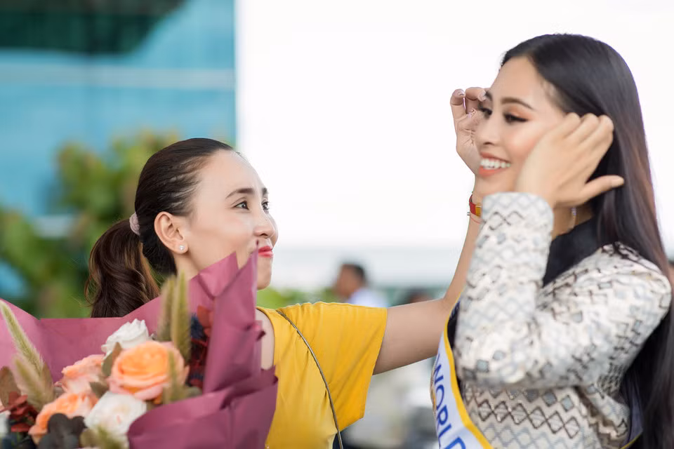 Mẹ của Tiểu Vy cũng có mặt tại sân bay để tiễn con gái lên đường đi "chinh chiến". Tân Hoa hậu được khen ngợi vì nhan sắc ngày càng cuốn hút.