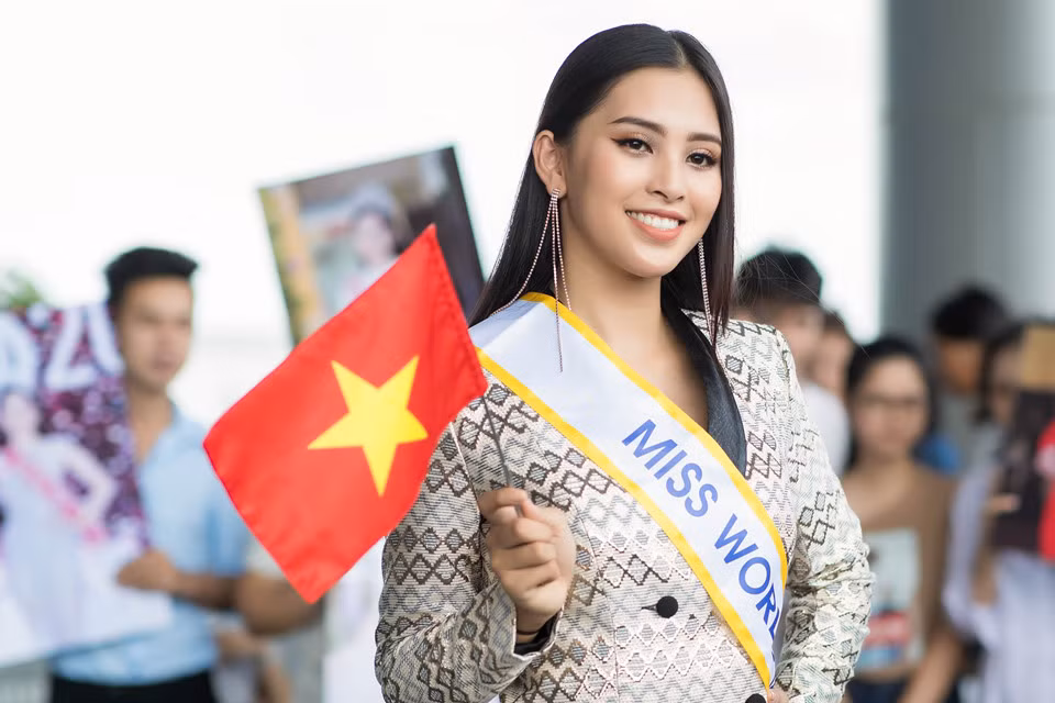 Tiểu Vy chỉ có 2 tháng để rèn luyện các kỹ năng trình diễn, ngoại ngữ... trước khi đến với cuộc thi nhan sắc lớn nhất hành tinh. Tuy thời gian chuẩn bị gấp gáp, cô vẫn nhận được nhiều kỳ vọng từ phía ban tổ chức Hoa hậu Việt Nam cũng như khán giả nước nhà.