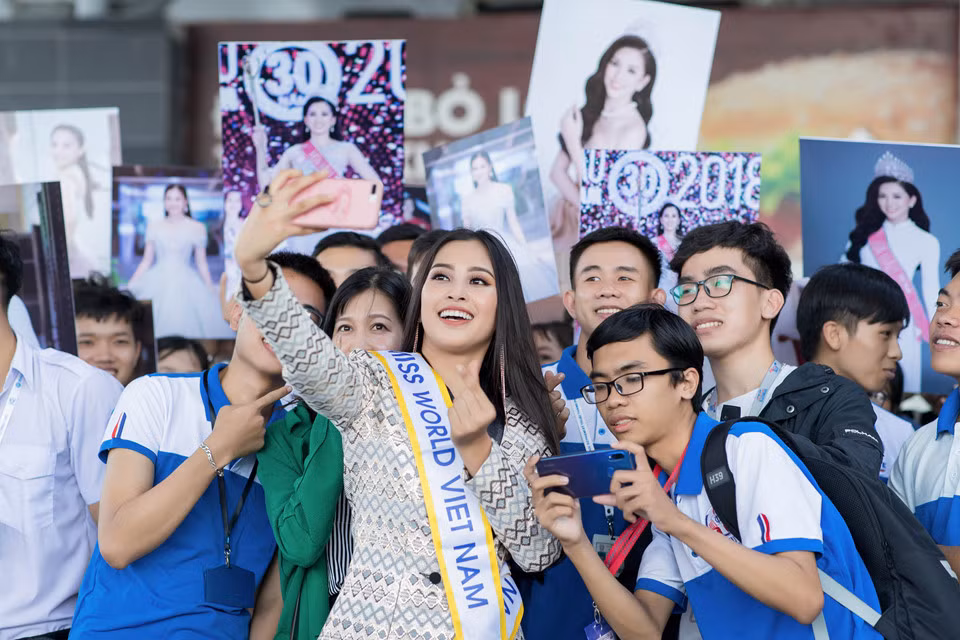 Tiểu Vy vui vẻ chụp hình kỷ niệm cùng người hâm mộ. Cô tròn 18 tuổi, vừa tốt nghiệp THPT nên khá thân thiện cùng các bạn đồng trang lứa.