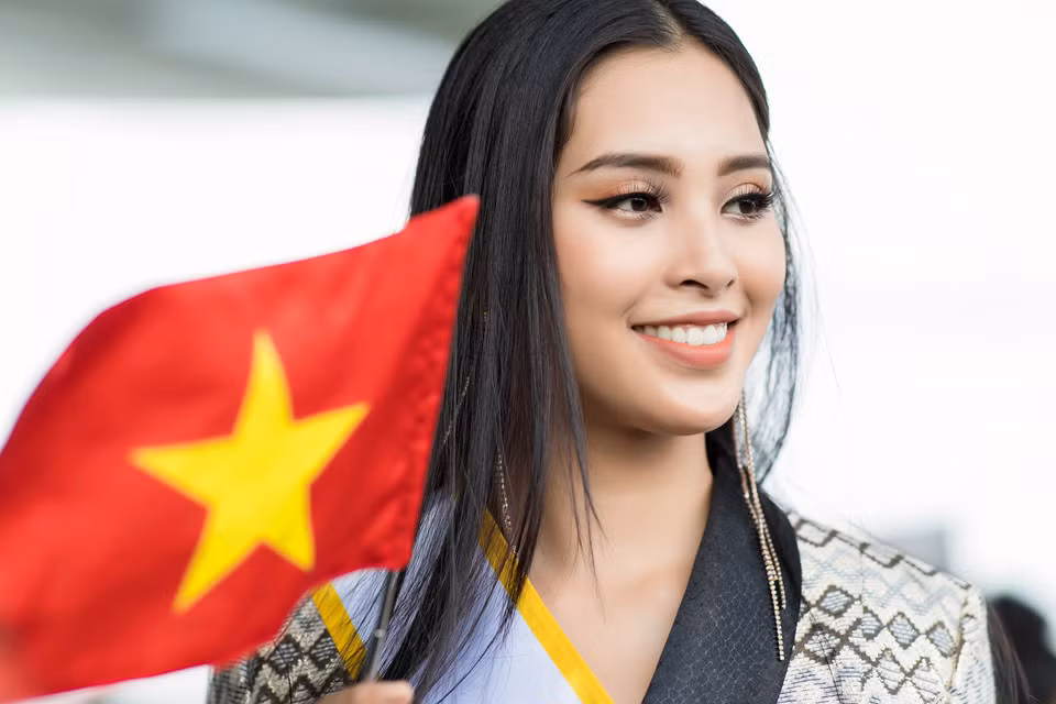 Chiều 9/11, Hoa hậu Trần Tiểu Vy có mặt tại sân bay Tân Sơn Nhất (TP.HCM) để lên đường sang Trung Quốc dự thi Miss Worlds 2018. Cô xuất hiện với nhan sắc thu hút và nụ cười tươi tắn, trên tay cầm quốc kỳ Việt Nam. Tuy nhiên, trang phục của cô tiếp tục bị đánh giá là "lỗi thời", khiến người đẹp 18 tuổi một lần nữa mất điểm về gu thời trang. Trước đó, trong buổi thử đồ cho các hoạt động tại Miss World 2018, loạt váy áo của cô cũng bị chê "sến, rườm rà".