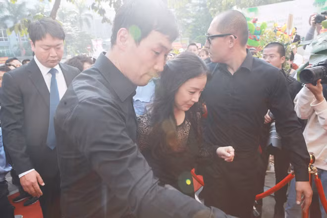 Vì lượng fan đông và khu vực tổ chức sự kiện chật hẹp nên Kim Tae Hee được lực lượng an ninh trợ giúp mới có thể tiến vào bên trong sảnh.