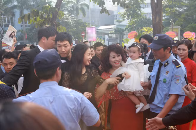 Kim Tae Hee rất thân thiện trước người hâm mộ Việt Nam. Cô tỏ ra hào hứng khi có một fan nhí chào đón.