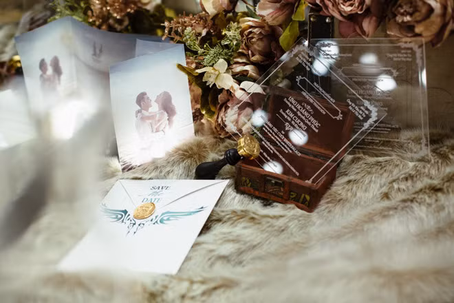 Trong đó, thiệp cưới chính được in trên giấy nghệ thuật, có bìa ngoài là ảnh cưới của Ưng Hoàng Phúc – Kim Cương, bên trong là các thông tin về gia đình cô dâu, chú rể.