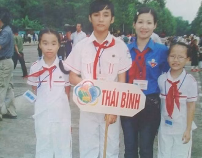 Chàng thiếu niên cầm biển hiệu đại diện của học sinh tỉnh Thái Bình chính là Sơn Tùng.