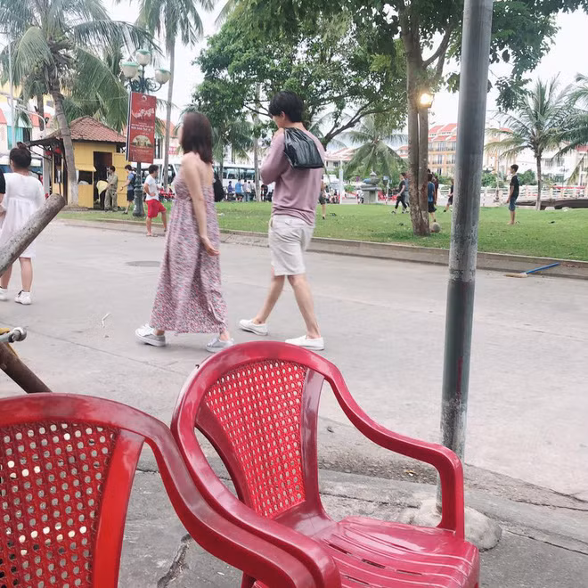 Chi Pu bi bat gap di choi Hoi An cung ban trai tin don-Hinh-2
