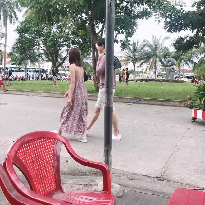 Chi Pu bi bat gap di choi Hoi An cung ban trai tin don-Hinh-3