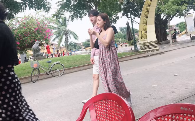 Chi Pu bi bat gap di choi Hoi An cung ban trai tin don