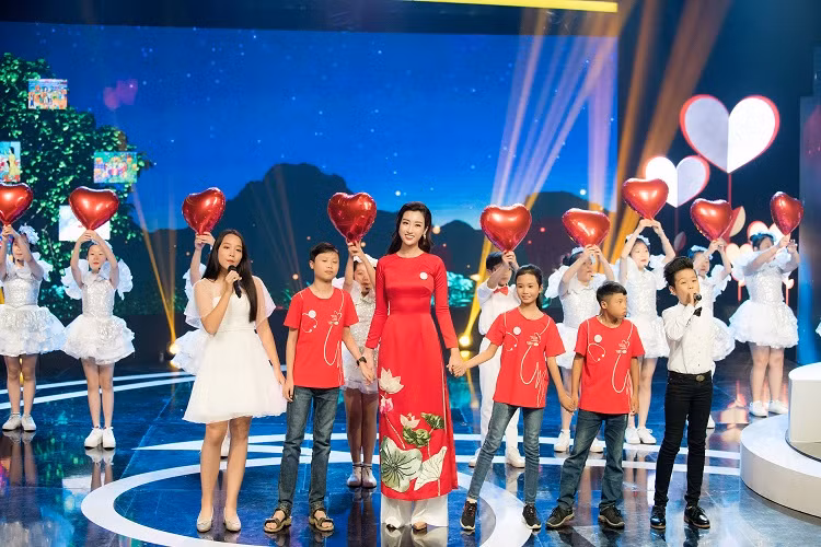 Sau khi kết thúc nhiệm kỳ Hoa hậu Việt Nam, Đỗ Mỹ Linh luôn tham gia các hoạt động thiện nguyện.