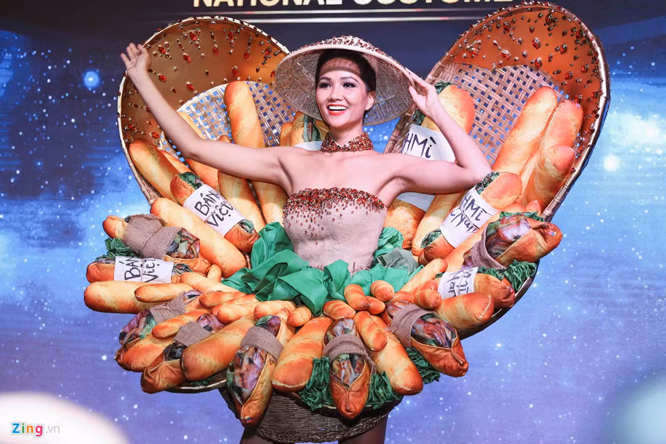 Bộ trang phục như lột xác so với phiên bản đầu tiên, trông đẹp và tinh tế hơn. Hoa hậu H'Hen Niê cũng biểu cảm vui tươi để phù hợp với thần thái của bộ đồ.