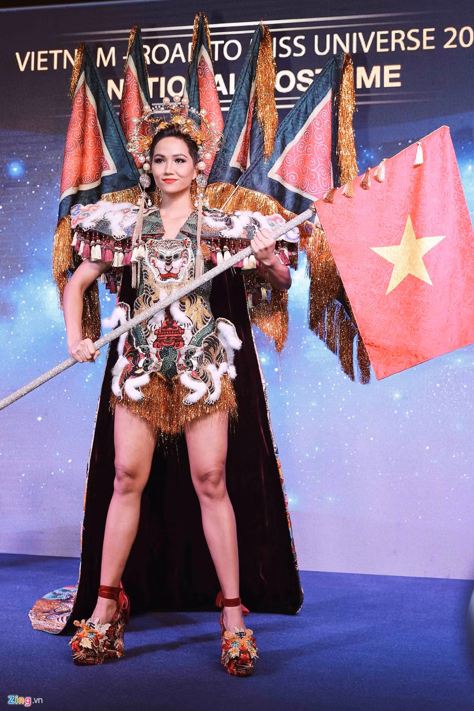 Trước khi công bố trang phục chính thức, Hoa hậu H'Hen Niê cũng trình diễn 2 trang phục dân tộc khác được đưa vào Top 3 cuộc bầu chọn trên mạng. Bộ Ngũ hổ này cũng được khán giả yêu mến, lấy cảm hứng từ tranh Ngũ hổ và tuồng cổ Việt Nam.