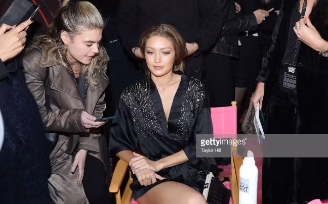 Gigi Hadid đứng thứ 5 trong danh sách "10 người mẫu có thu nhập cao nhất thế giới 2018" do tạp chí Forbes thống kê với 9,5 triệu USD.