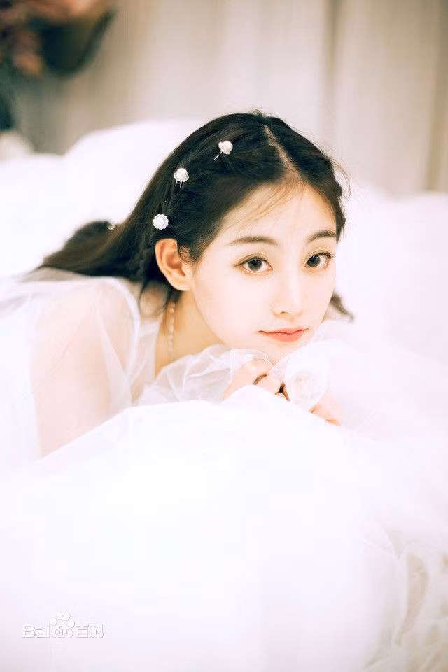 "Tôi rất thích bản Chu Chỉ Nhược của tiền bối Triệu Nhã Chi và Châu Hải My. Hai người đều có vẻ ngoài mỏng manh nhưng lại thể hiện được nội tâm của Chu Chỉ Nhược. Tôi cũng hy vọng mình có thể làm được điều đó", cô nói thêm.