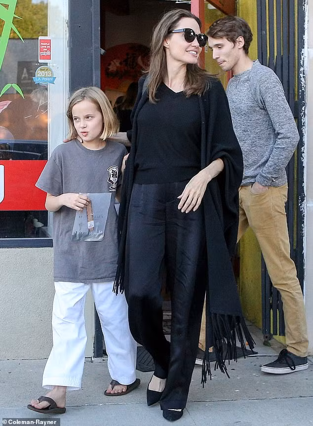 Angelina Jolie mặc tông đen quen thuộc.