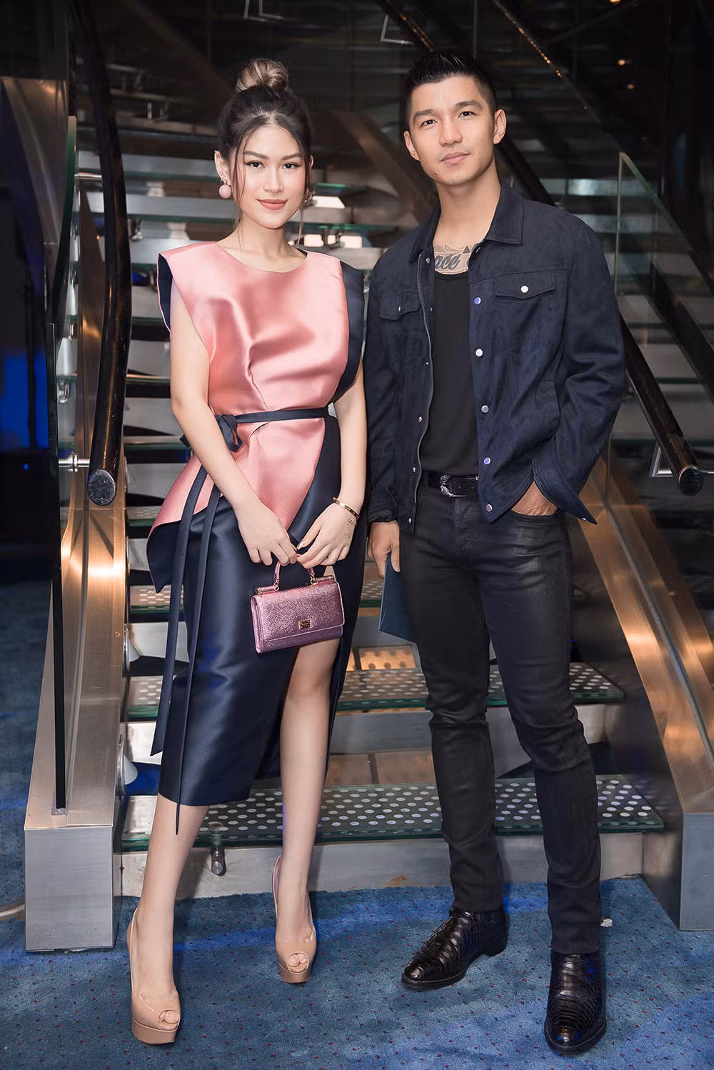 Vẫn phong cách nam tính, bụi bặm thường thấy, Cường Seven còn thể hiện sự ga lăng khi luôn cận kề hỗ trợ Ngọc Thanh Tâm, Thanh Trúc 9X lúc cần thiết.