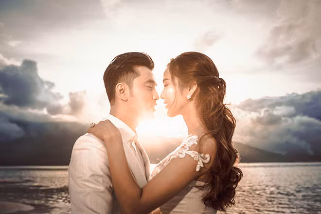 Trong bộ ảnh cưới của Ưng Hoàng Phúc, cặp đôi dành cho nhau ánh mắt trìu mến.