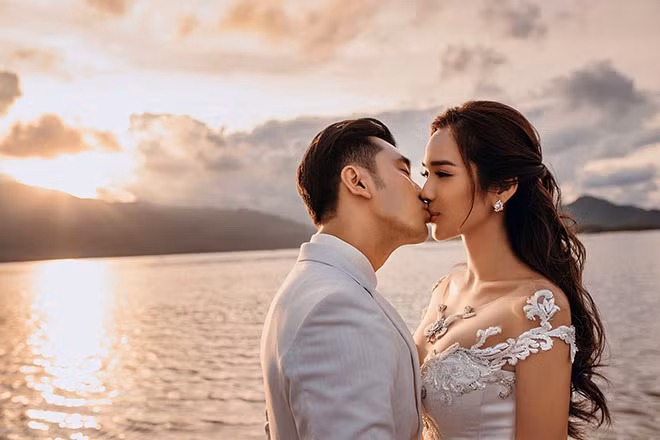 Vợ chồng Ưng Hoàng Phúc và ê -kíp phải thức dậy sớm từ khá sớm để có những khoảnh khắc bình minh lung linh, huyền ảo.