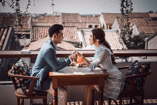 Kim Cương cho biết thêm, sau giờ làm việc, Ưng Hoàng Phúc đều dành hết quỹ thời gian rảnh còn lại ở bên vợ và vui chơi với các con. "Tôi rất trân trọng anh Phúc ở điều này, anh là người của gia đình. Cũng nhờ vậy mà tình cảm của gia đình chúng tôi ngày càng khắng khít", cô nói.