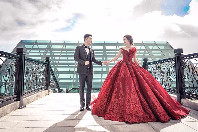 Vừa qua, Ưng Hoàng Phúc gây bất ngờ cho Kim Cương khi bí mật tạo ra màn cầu hôn bên bờ biển. Anh hát, trao nhẫn 60.000 USD (khoảng 1,4 tỷ đồng) khiến bạn đời chung sống 4 năm xúc động, bật khóc. Sau vài ngày, cặp đôi cũng tung trọn bộ ảnh cưới chụp tai các địa danh nổi tiếng ở Đà Nẵng, Hội An...